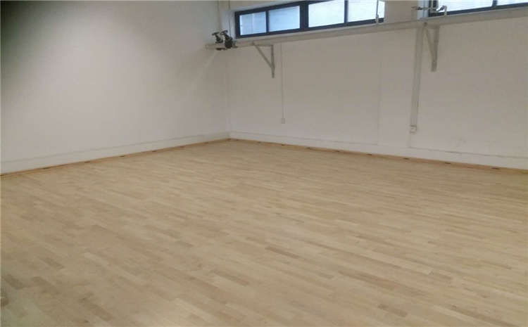 硬木企口風雨操場運動地板單層龍骨結構