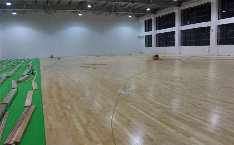 五角楓舞臺運動木地板怎么翻新?