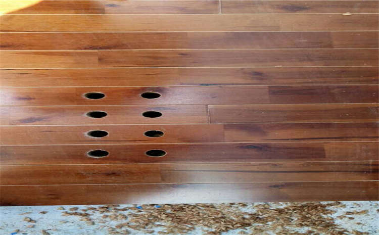 專業(yè)的風雨操場地板多少錢一平米?