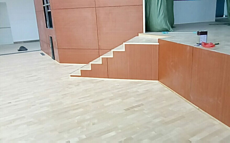 學校實木運動地板生產(chǎn)廠家