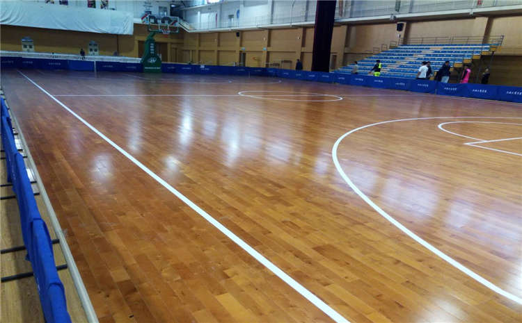 松木舞臺木地板怎么翻新？