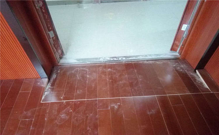 指接板風雨操場地板多少錢一平米？