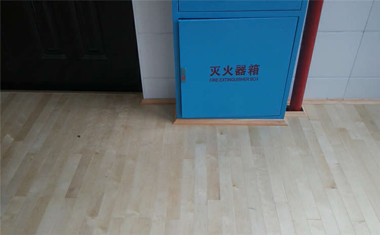 俄勒岡松體育運(yùn)動(dòng)地板怎么翻新？