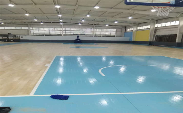 專業(yè)的風雨操場地板多少錢一平米?