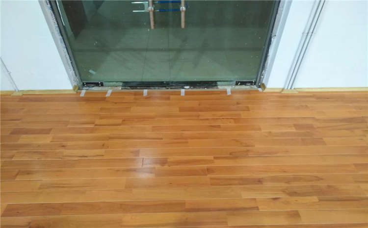 指接板體育運(yùn)動(dòng)地板怎么翻新?