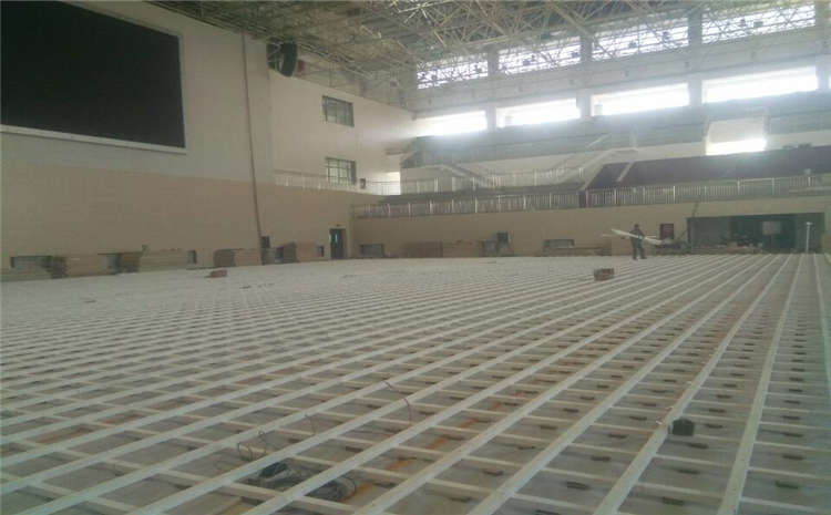 專業(yè)的風雨操場地板多少錢一平米?