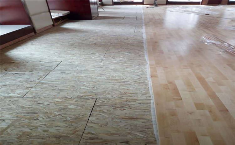 單層龍骨結(jié)構(gòu)風(fēng)雨操場(chǎng)木地板哪個(gè)品牌好？